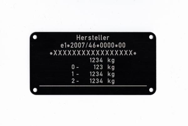 Var.14 Typenschild für die Fahrzeugklasse O1 und O2, beschriftet ohne Zusatzangaben